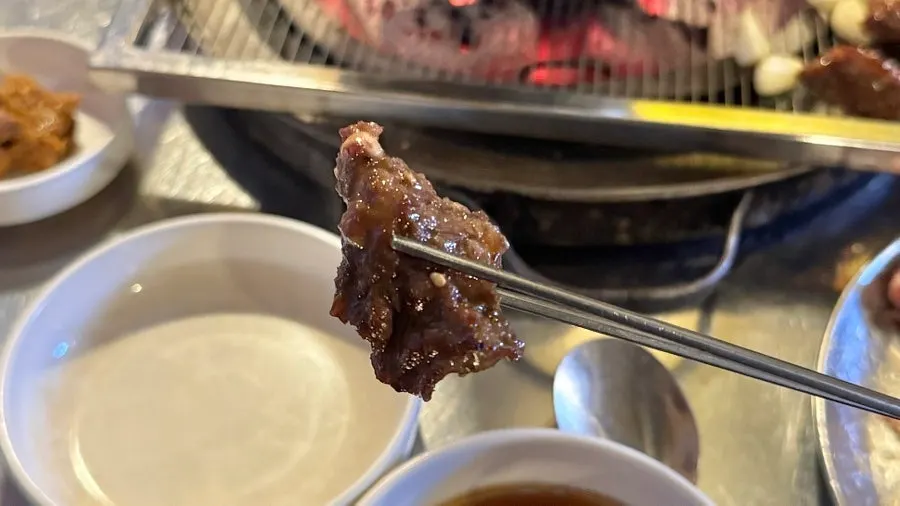 こんがり焼き上がる炭火味付けカルビサル