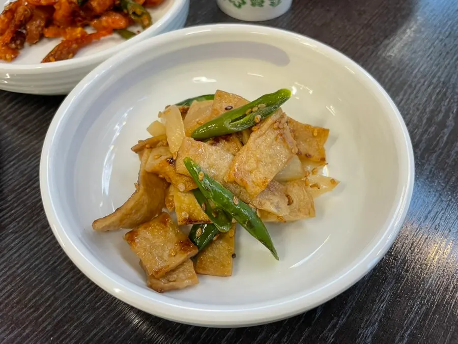 Dongchimi and stir-fried seaweed stems served as side dishes