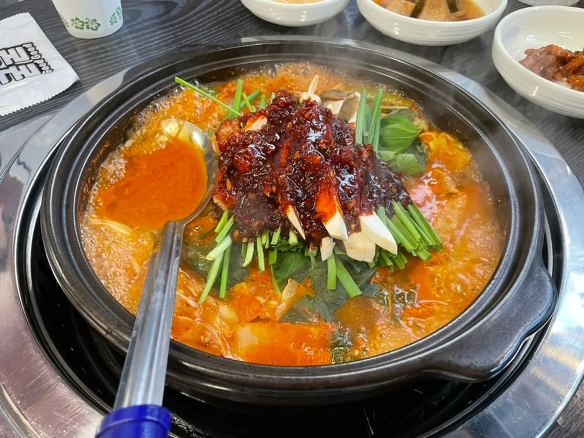 Main tripe hot pot topped with seasoning