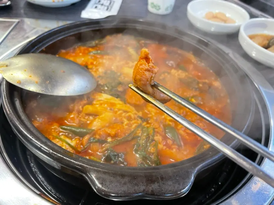 Beer cheers during the hot pot meal