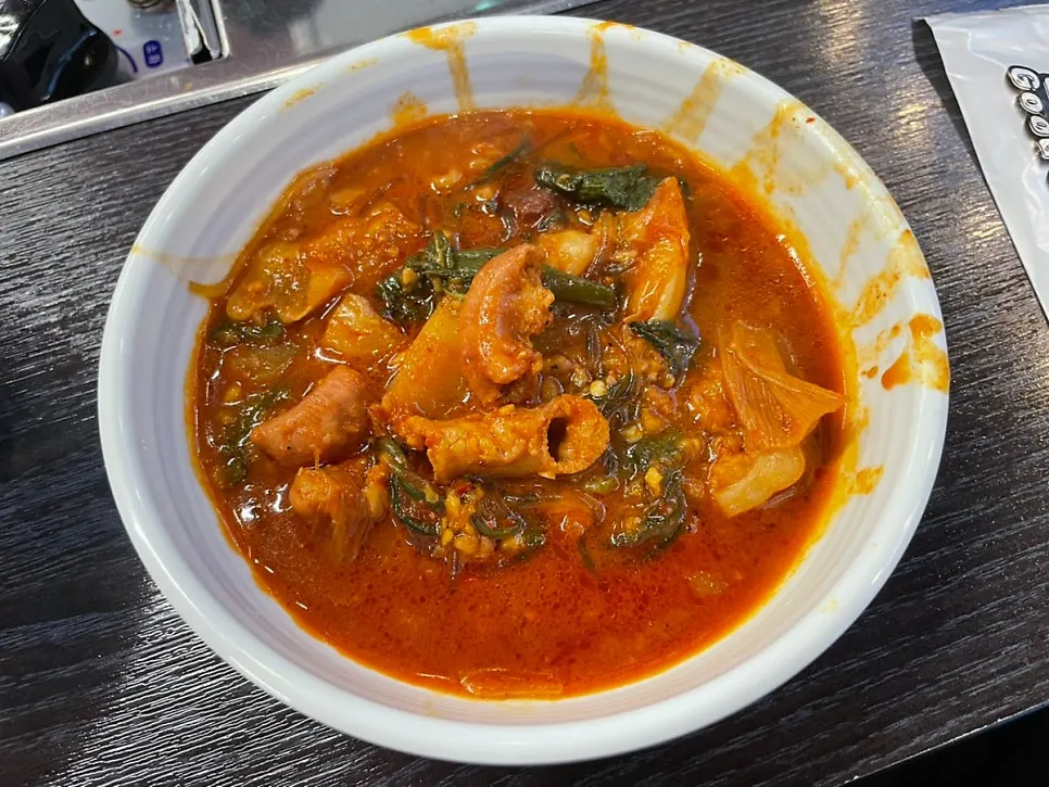 Hot pot with intestines, premium tripe, large intestine, and heart