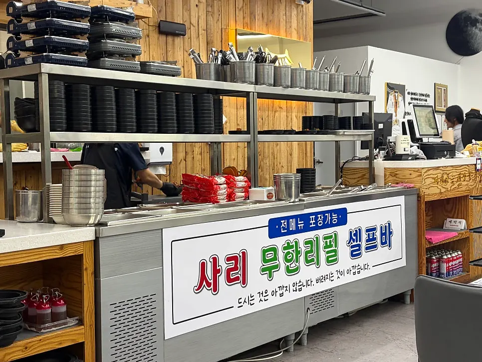 넓고 깨끗한 매장 내부와 테이블