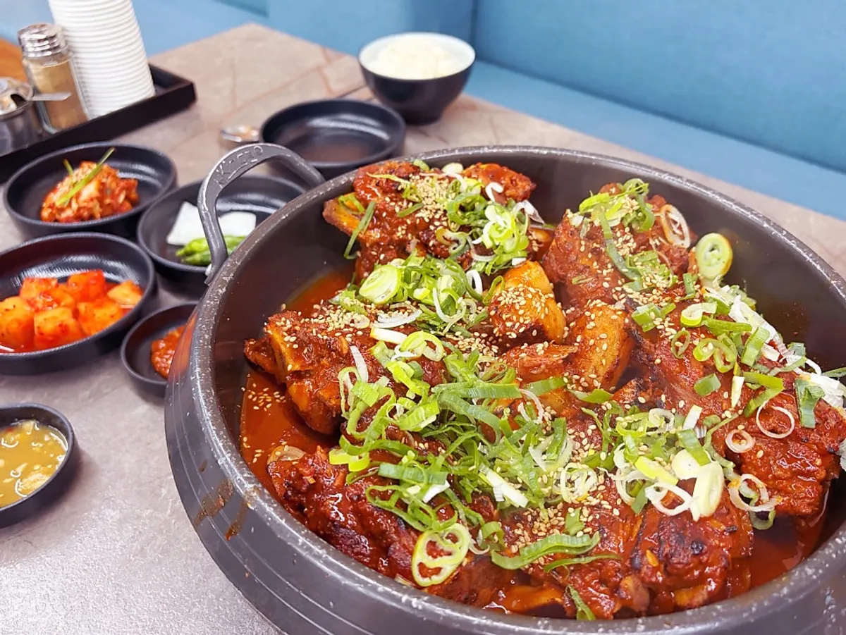 전골 냄비에 담겨 나온 한우대창뼈구이 소자