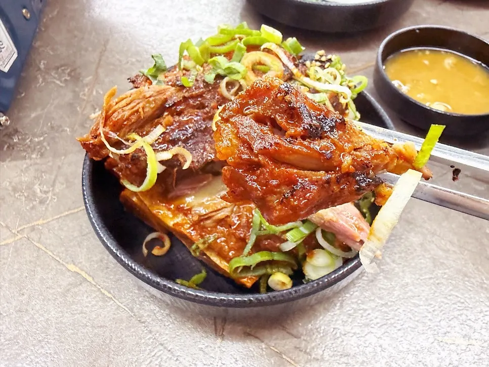 살집 두툼한 목뼈 구이 한 조각
