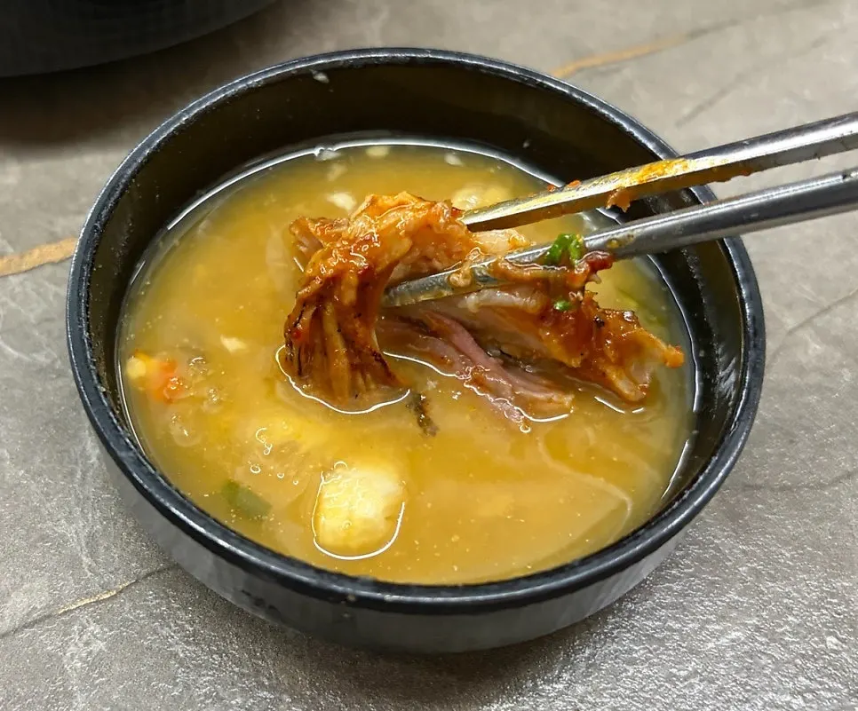 특제 마늘소스에 찍은 고기 한 점