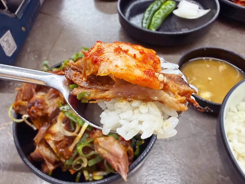 겉절이김치를 얹은 뼈구이 한 입