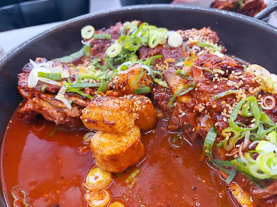 뼈구이 위에 올라간 오동통한 한우 대창