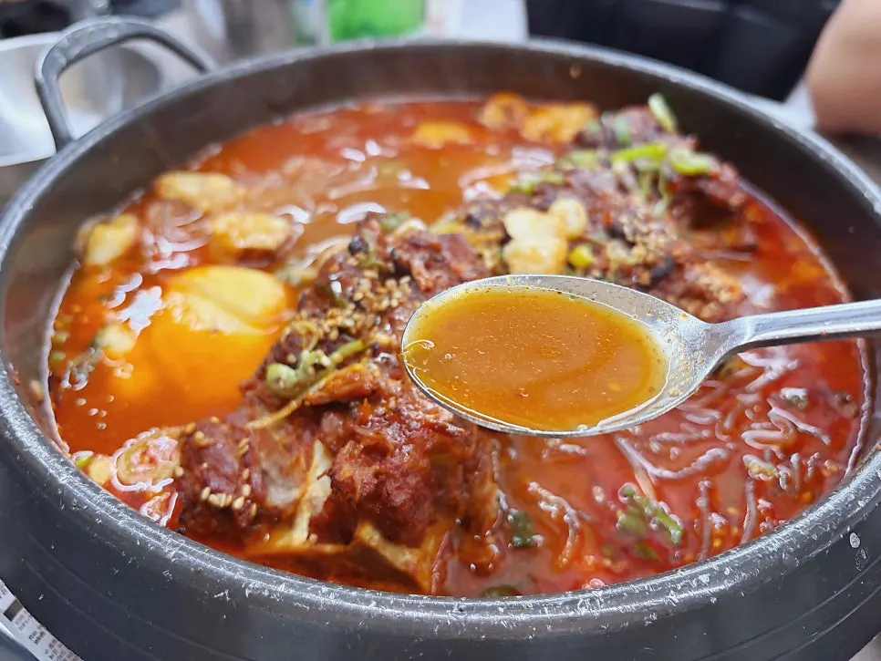 남은 양념에 육수와 사리를 넣어 끓인 냄비