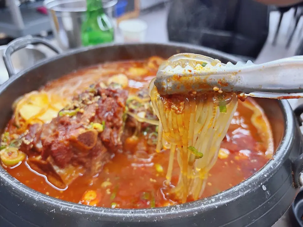 국물에 넣은 통통한 당면 사리