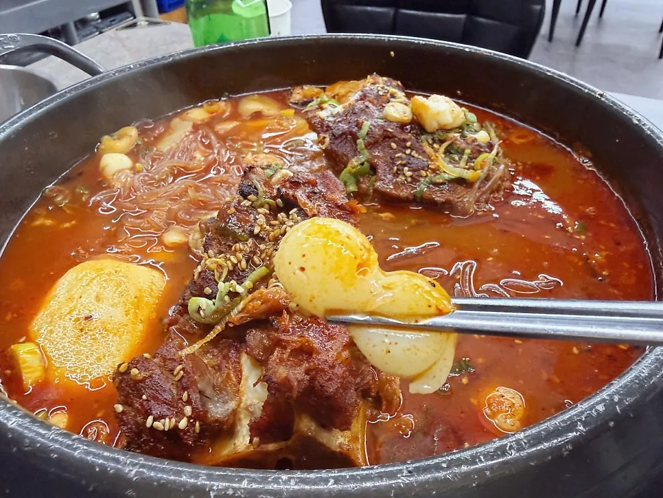수제비 사리가 들어간 자작한 국물