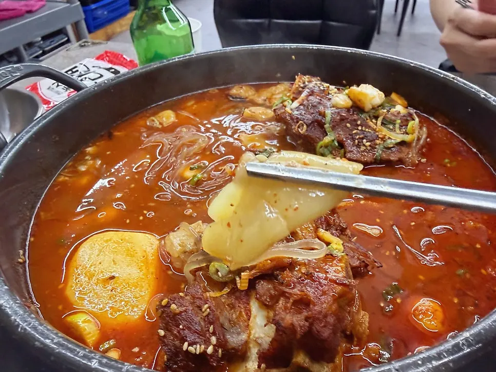 건져 올린 사리와 양념 국물
