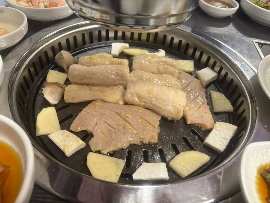 Mushrooms and potatoes grilled alongside the intestines