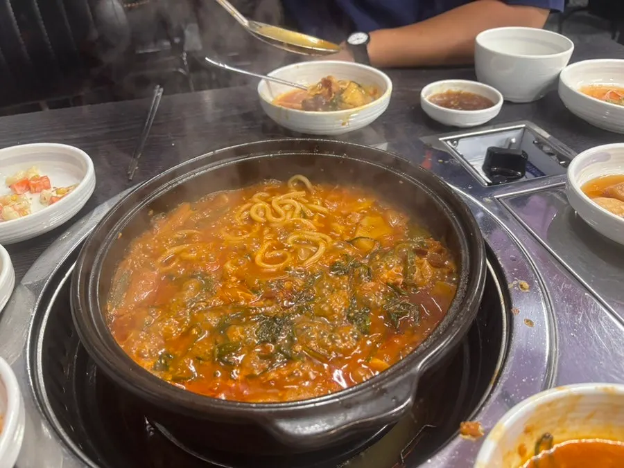 Udon noodles added to the gopchang hot pot