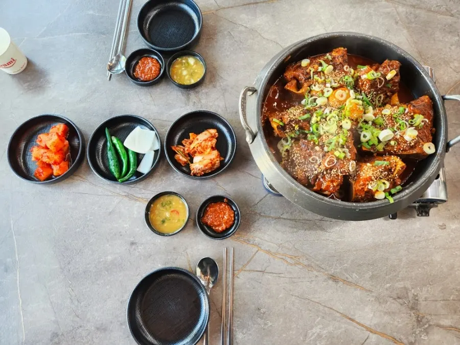 Table setting for beef intestine bone stew