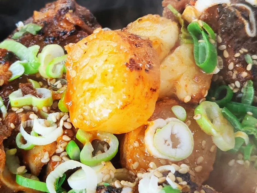 Seasoned bone stew with plump beef intestine