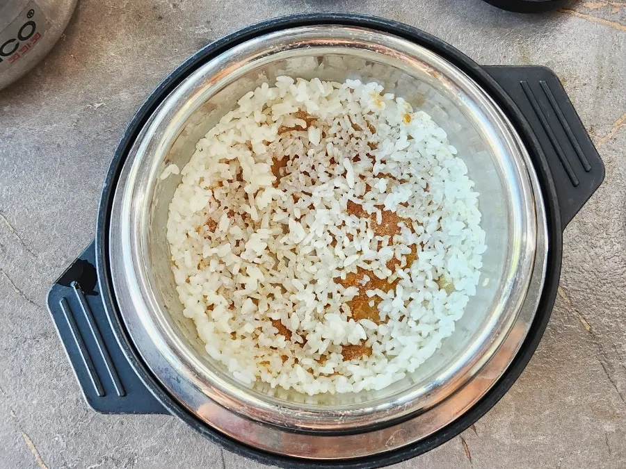 Glossy freshly cooked pot rice