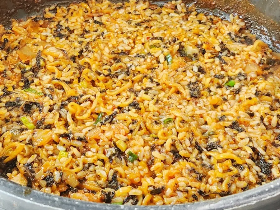 Seasoned fried rice and scorched rice