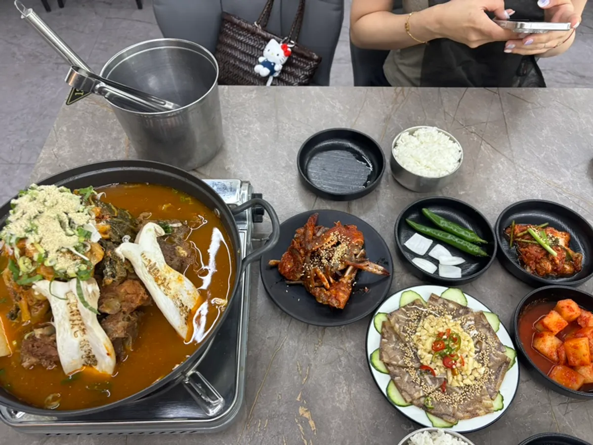 마늘 편육과 양념게장이 포함된 대가한상 한 상 차림