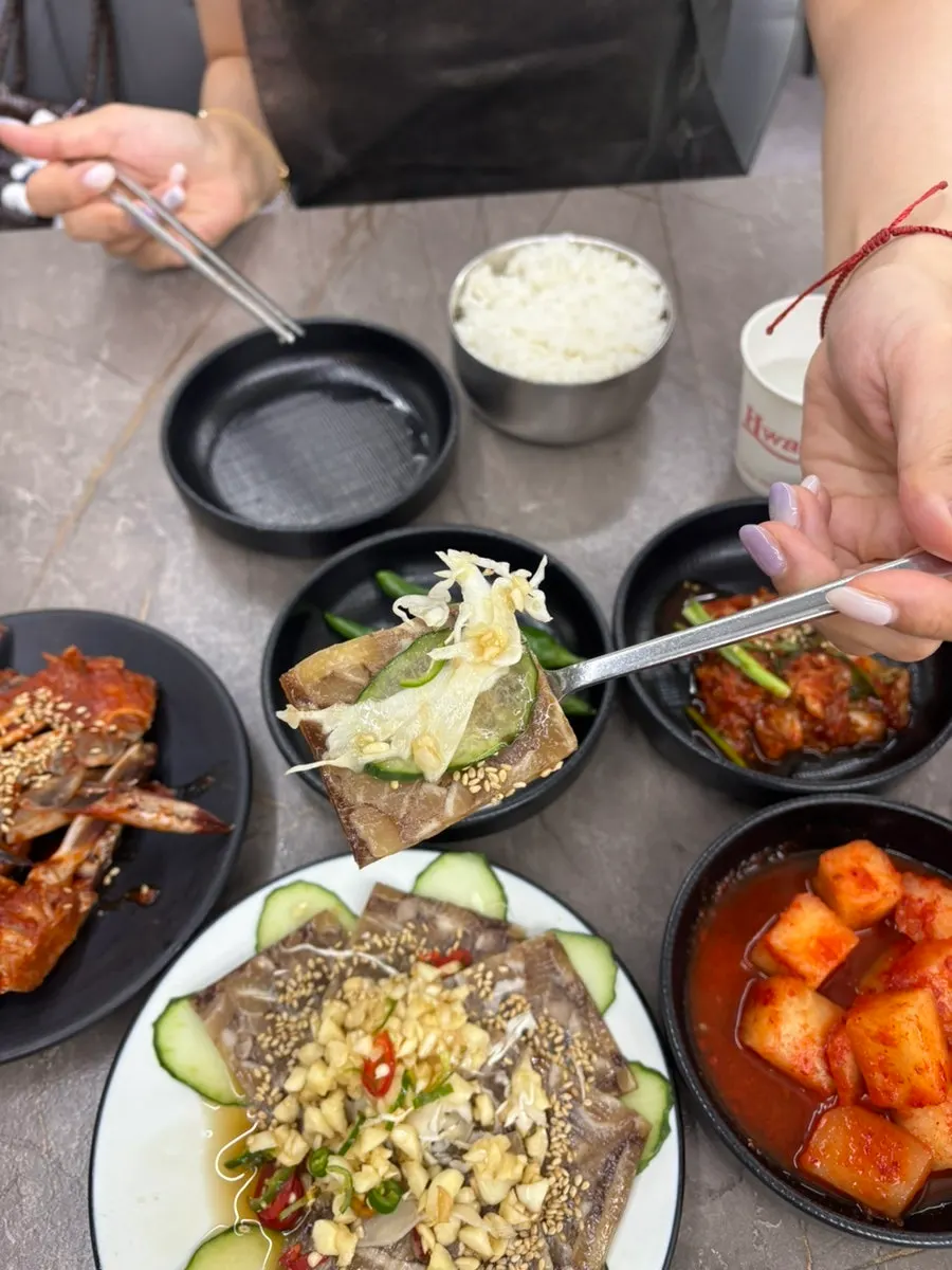 마늘 소스를 올린 편육 한 점