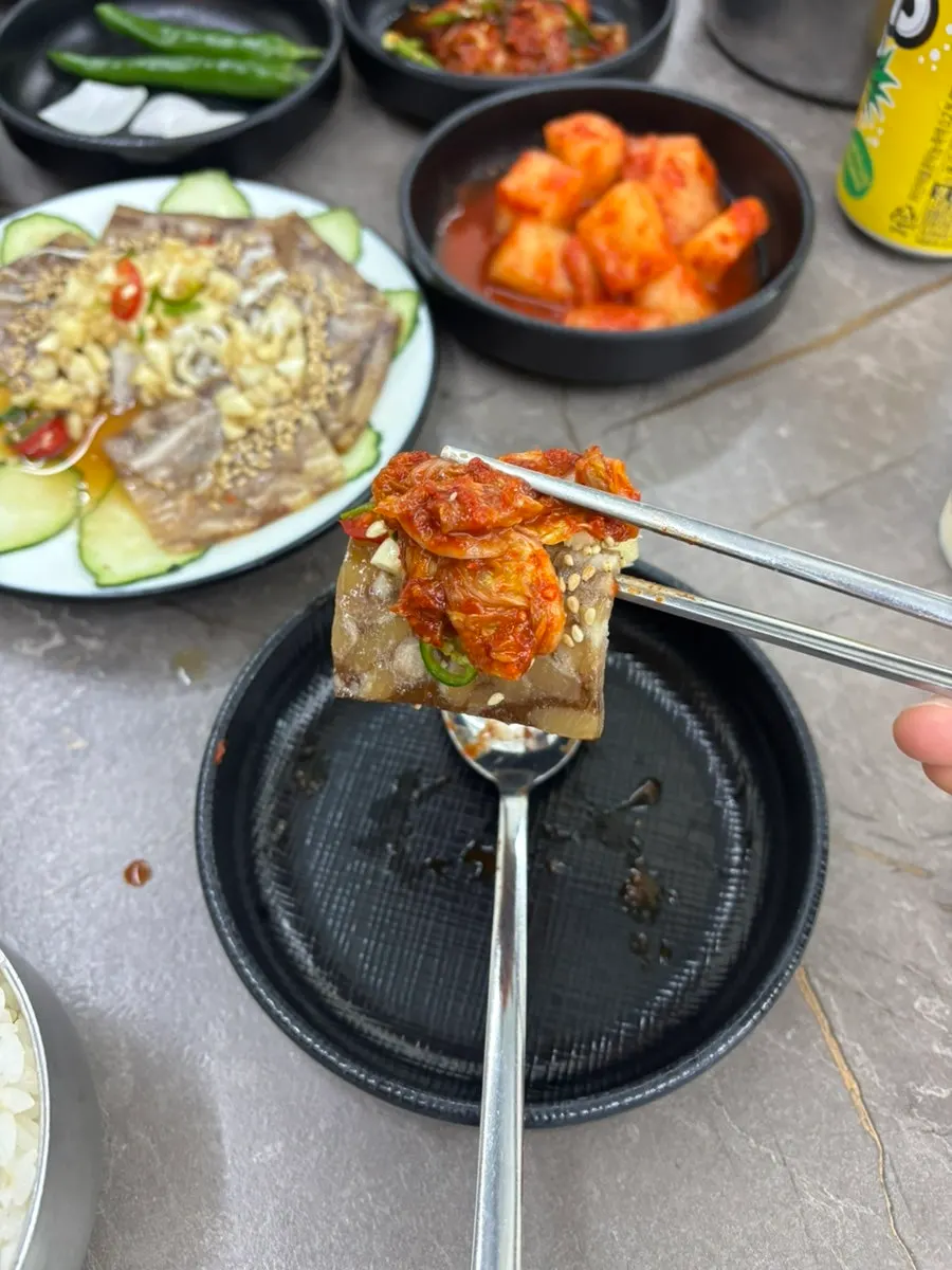 젓가락으로 집어 올린 마늘 편육