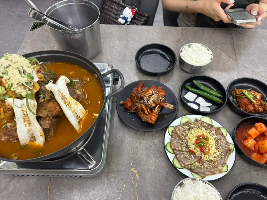 4인석을 가득 채운 2인 대가한상 상차림