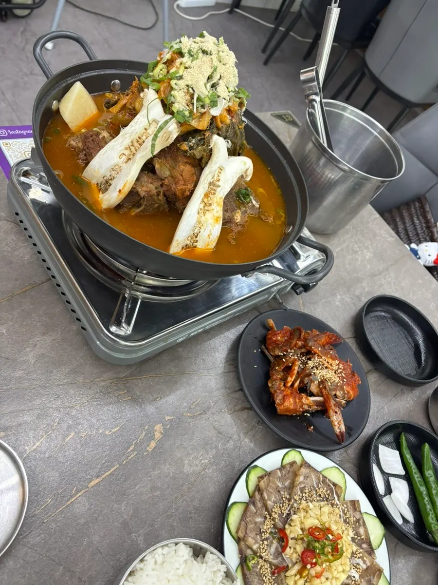 상에 차려진 감자탕 한상 구성