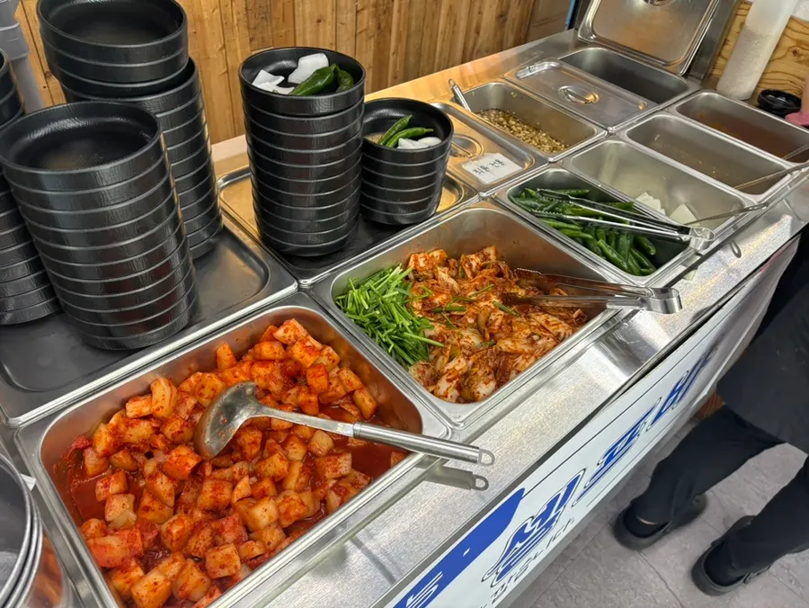 수제비 당면 떡 사리가 놓인 셀프바