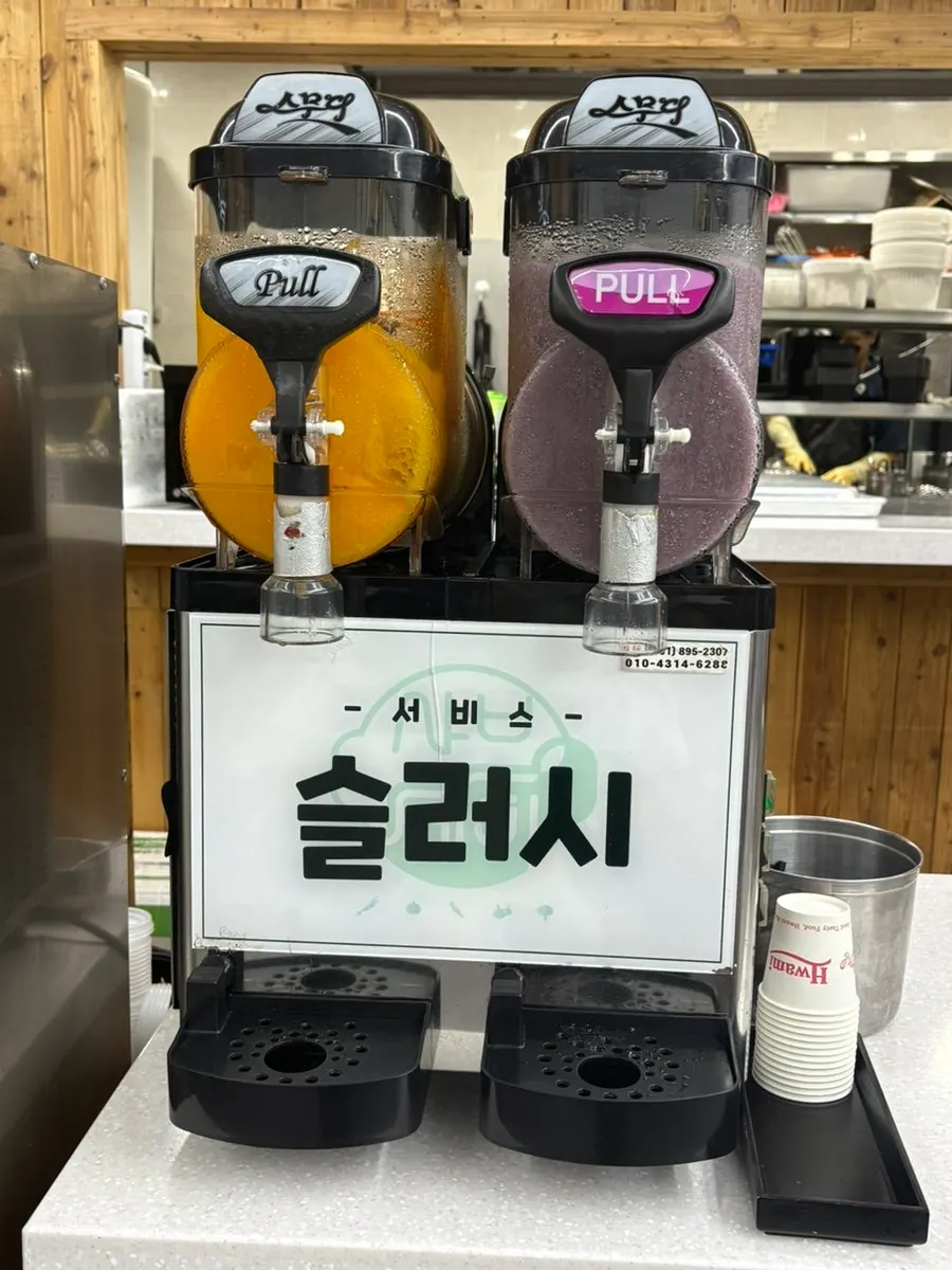 매장 내부에 있는 청결한 화장실