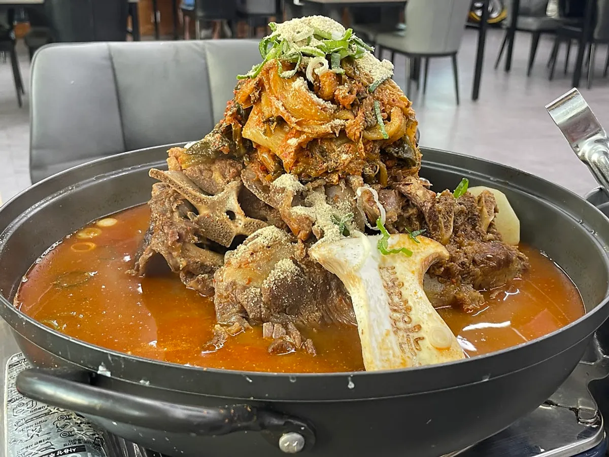 Table spread of gamjatang at Ppyeodae Itneun Haejangguk Gamjatang Yulha Branch