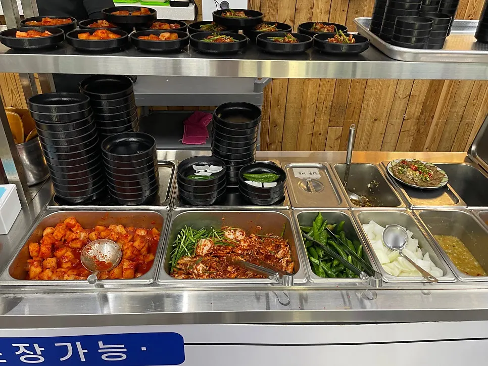 조랭이떡과 라면사리가 놓인 셀프바
