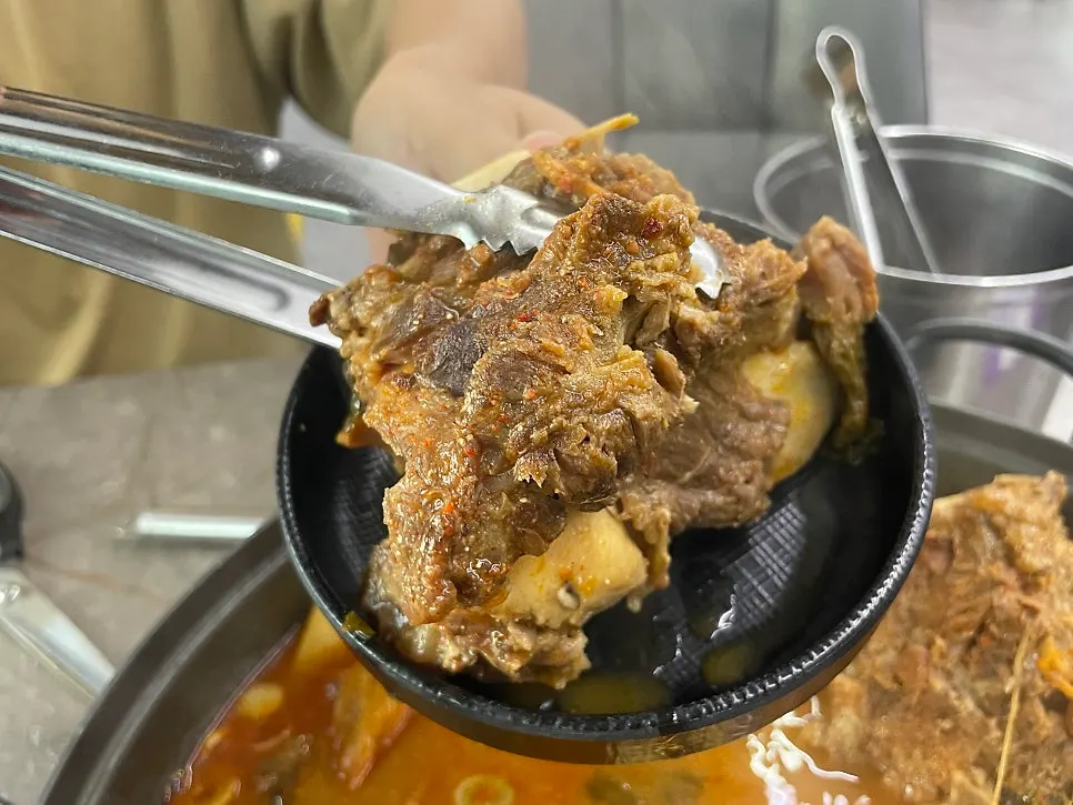 감자탕 목뼈 살을 건져 올린 모습