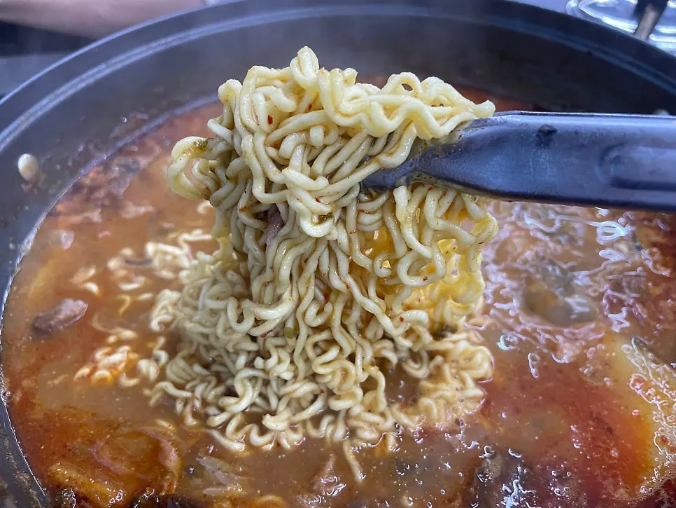 감자탕에 넣은 라면사리