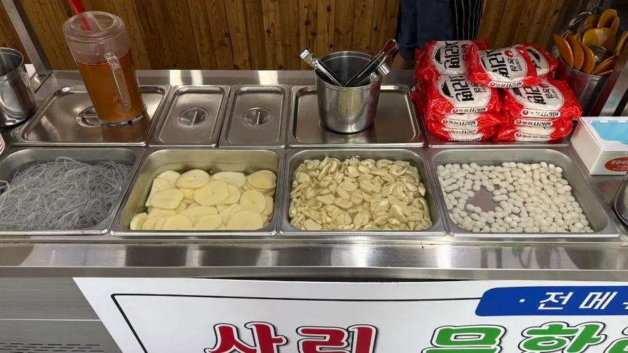 셀프바에 놓인 감자탕 사리들