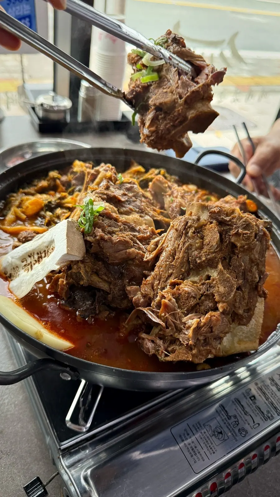 살코기가 푸짐한 감자탕 목뼈