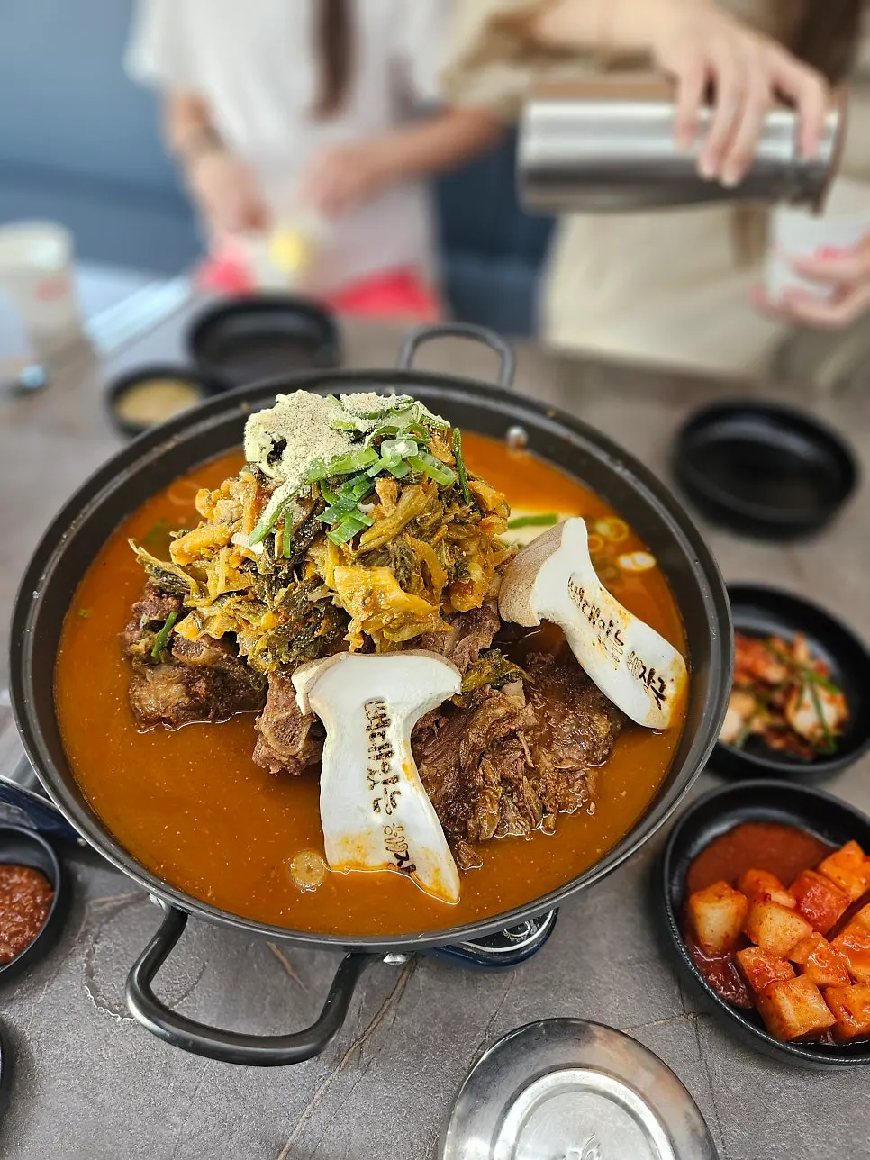 감자탕 해장국 뼈구이 편육 솥밥 메뉴판