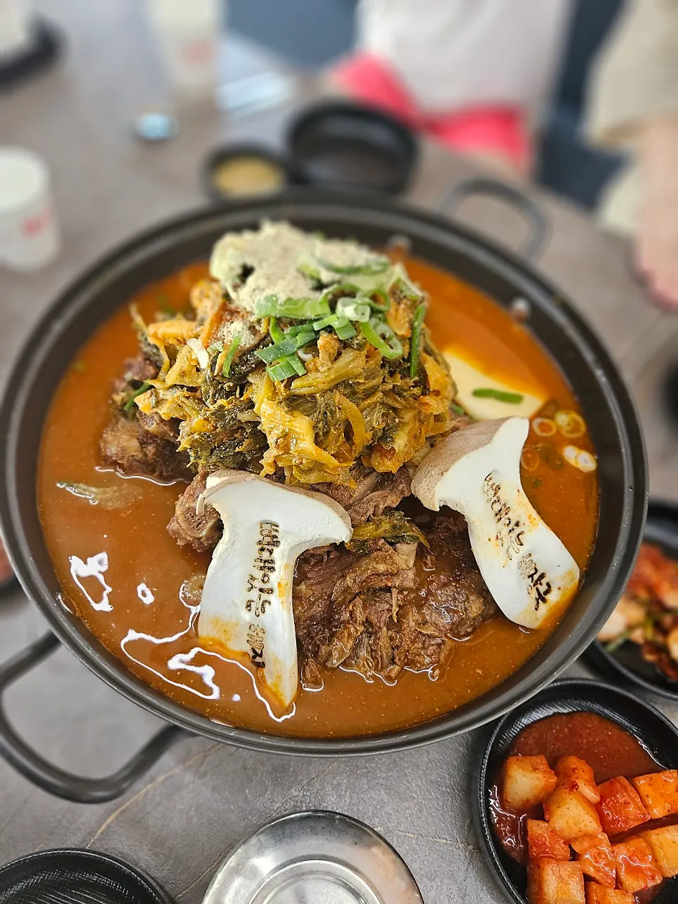큼직한 뼈와 우거지가 담긴 감자탕 냄비