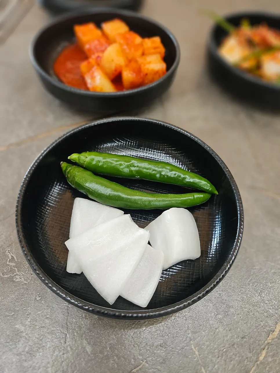 감자탕과 함께 나온 김치와 깍두기