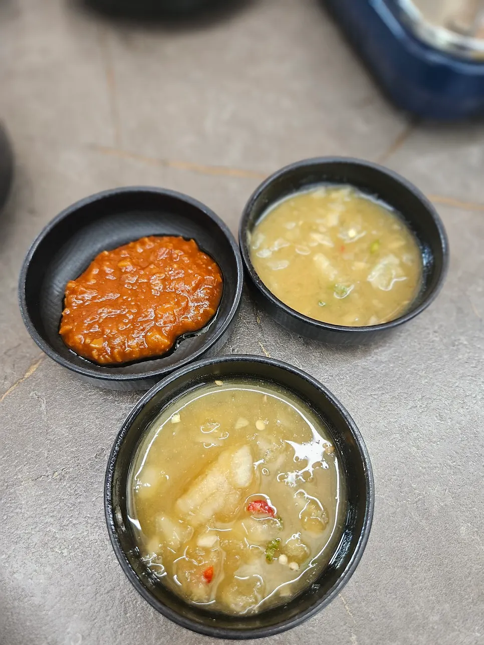 뼈에서 발라낸 살코기와 반찬