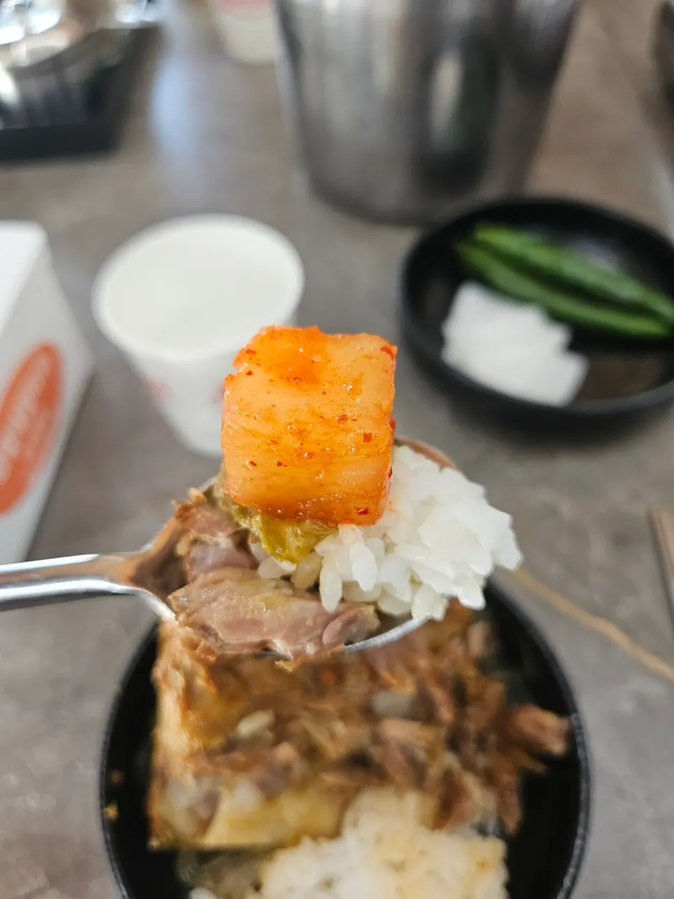 끓고 있는 감자탕과 밑반찬 상차림