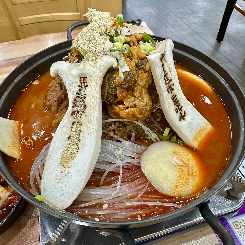 2인 감자탕 단품과 솥밥 상차림