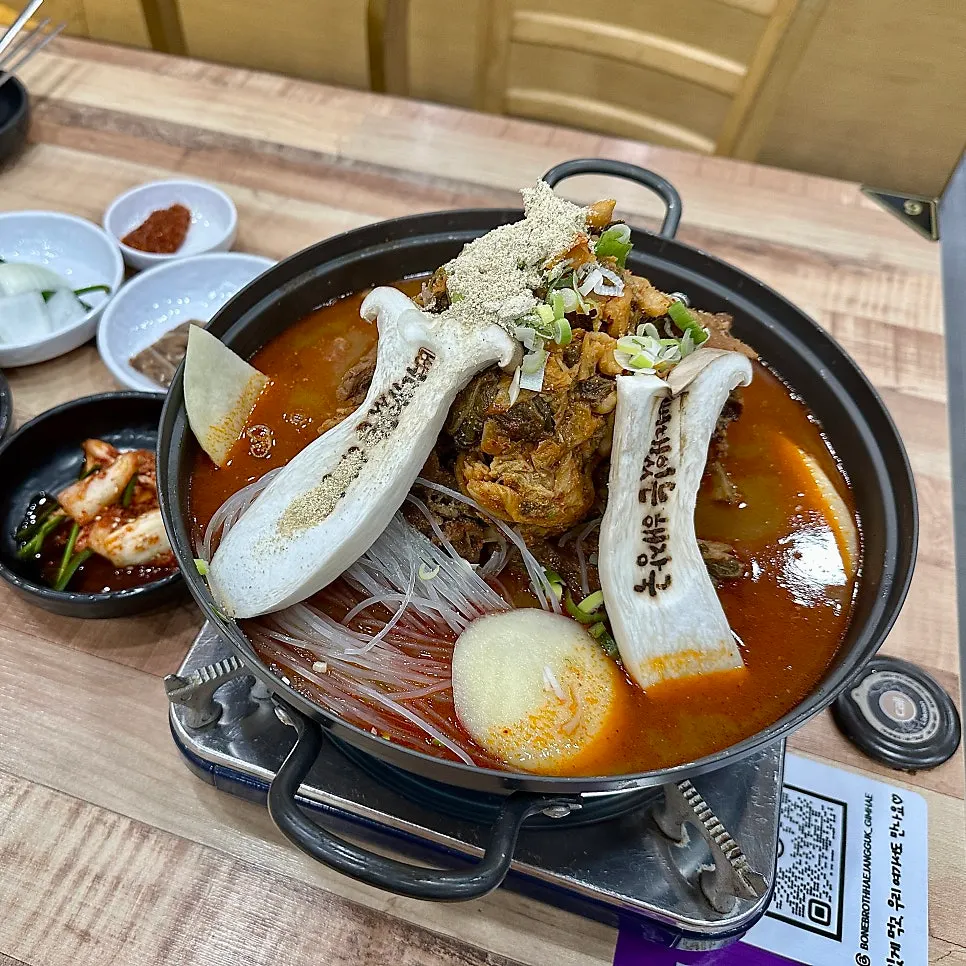 감자탕과 솥밥 주문 메뉴