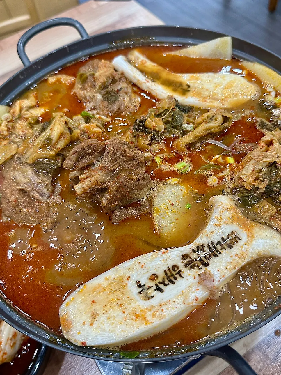 감자탕에 들어간 버섯과 당면