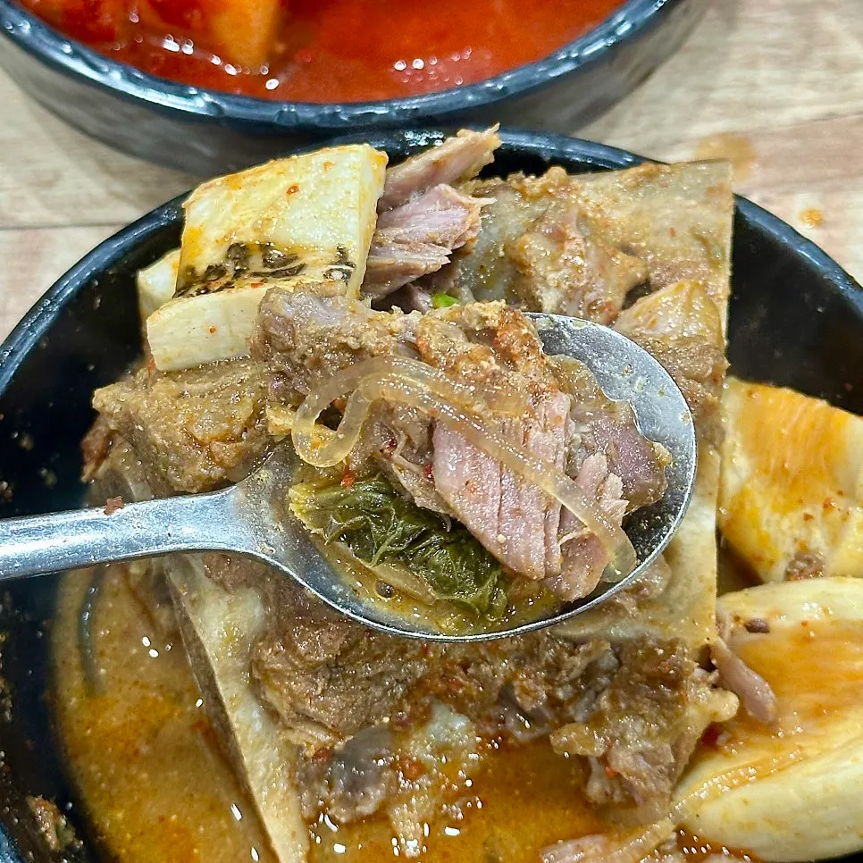 진한 국물의 감자탕 한 그릇