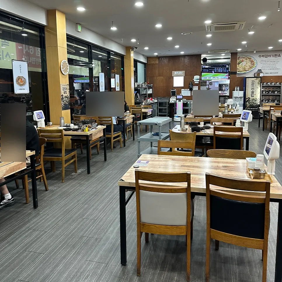 쾌적하고 넓은 식당 공간