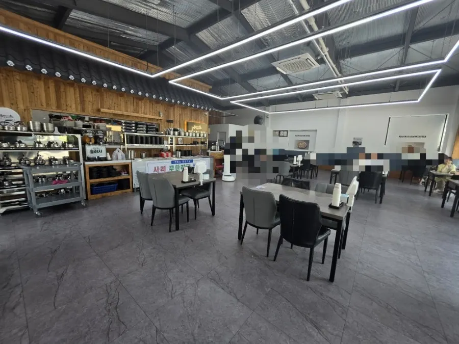 Interior table at Ppyeodae Itneun Haejangguk Gamjatang Yulha branch