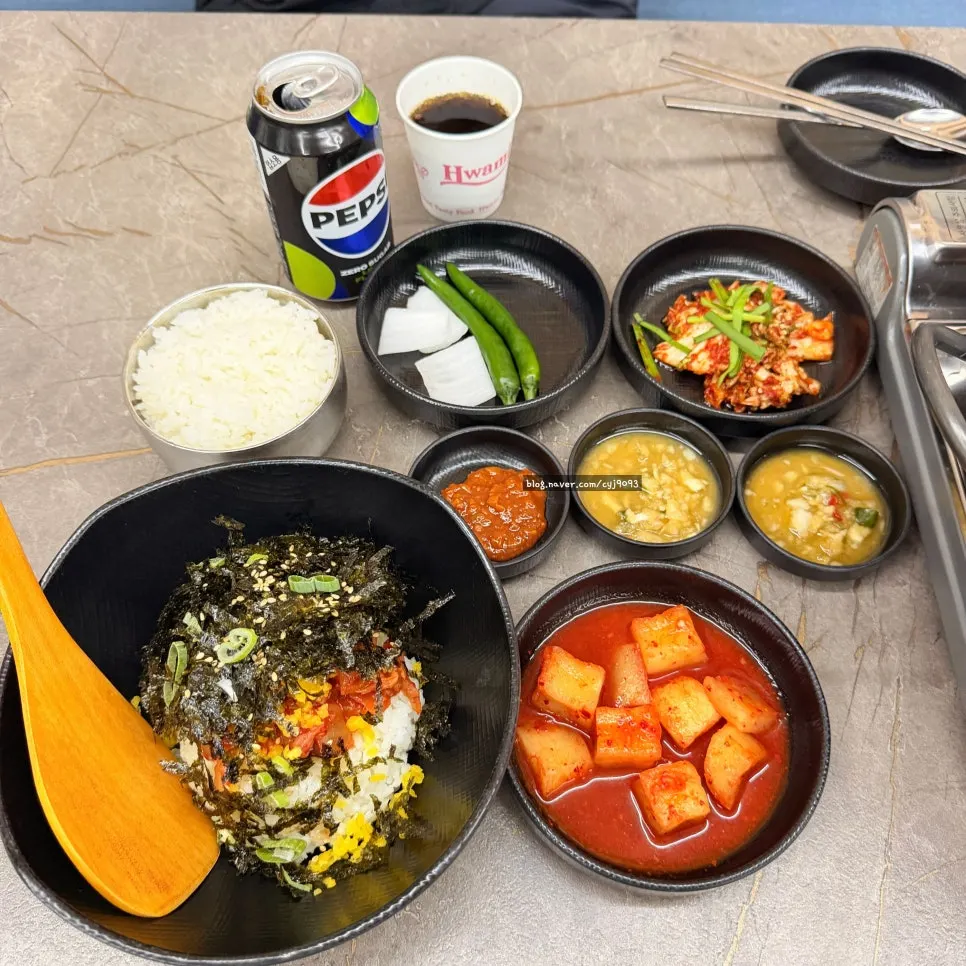 깍두기와 겉절이 김치 밑반찬 상차림