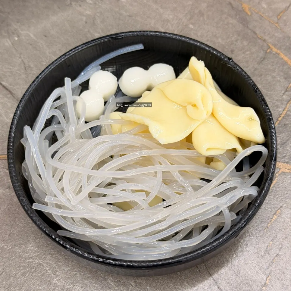 수제비와 떡, 당면사리를 넣고 끓이는 감자탕