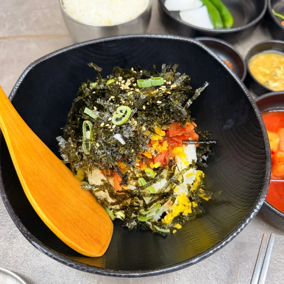 뼈 살을 찍어 먹는 마늘소스