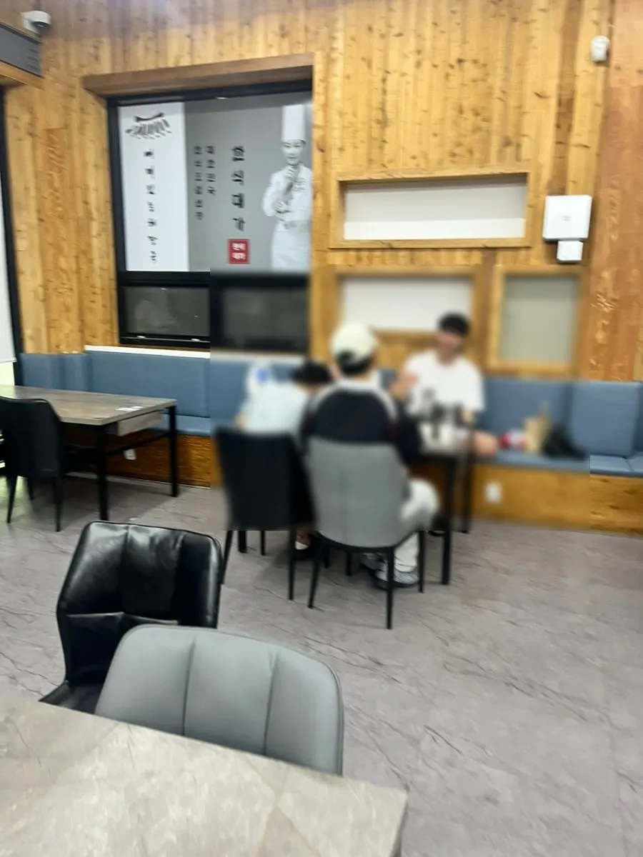 Spacious interior of Ppyeodae Itneun Haejangguk Gamjatang Yulha Branch