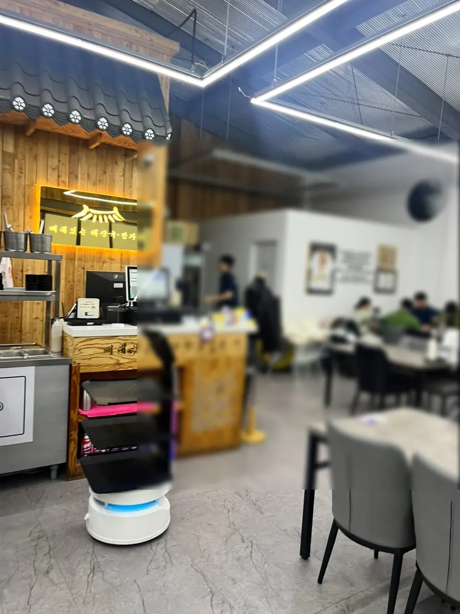 Overall view of the interior at Ppyeodae Itneun Haejangguk Gamjatang Yulha Branch